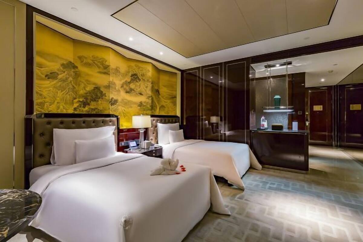 Premium bedding, down comforters, minibar, in-room safe