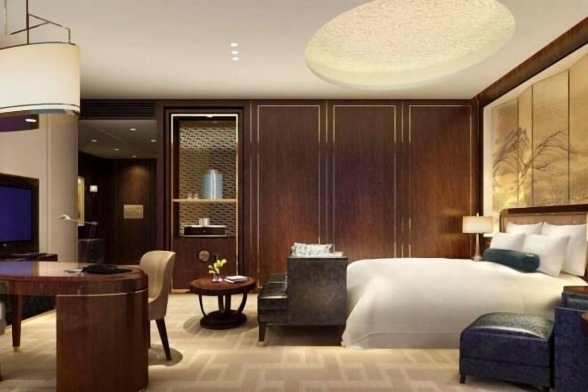 Premium bedding, down comforters, minibar, in-room safe