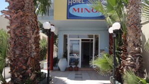 A hotel entrance with a sign reading "HOTEL MINOA". - Minoa Hotel (Hersonissos)