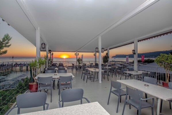 تقديم الإفطار والغداء والعشاء