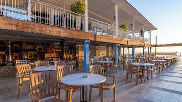 Swim-up bar