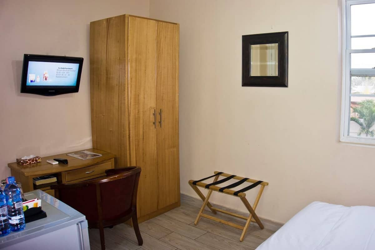 Standaard kamer | Een kluis op de kamer, individueel gemeubileerd, een bureau