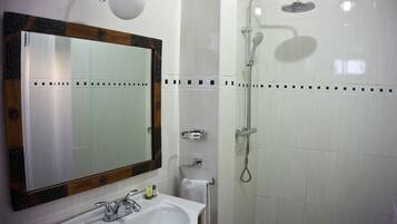 Single Room | Bathroom | Free toiletries, hair dryer (on request), towels
