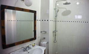 Chambre simple | Salle de bain | Articles de toilette (gratuits), séchoir à cheveux, serviettes fournies