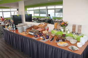 Se ofrece un desayuno bufé todos los días (por un coste adicional)