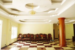 Coin salon dans le hall