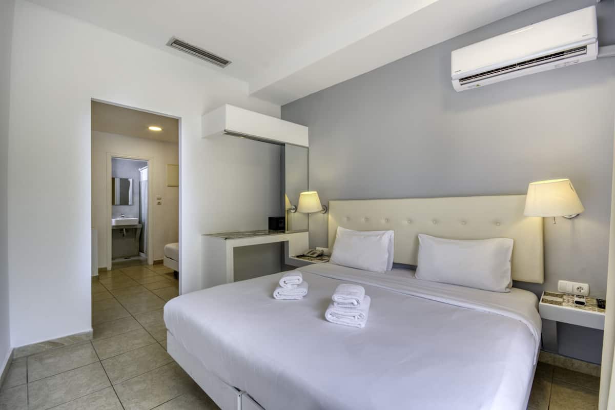 Quarto triplo standard | Cofres nos quartos, individualmente mobiliados, escrivaninha