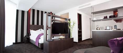 Ylelliset vuodevaatteet, tallelokero huoneessa