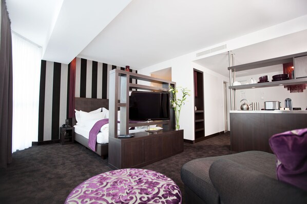 أغطية فراش متميزة وخزنة داخل الغرفة ومساحة عمل للكمبيوتر المحمول