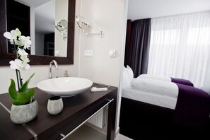 Apartment (Sun Deck) | Bathroom | Shower, eco-friendly toiletries, hair dryer, towels - Goodman's Living (Berlin)