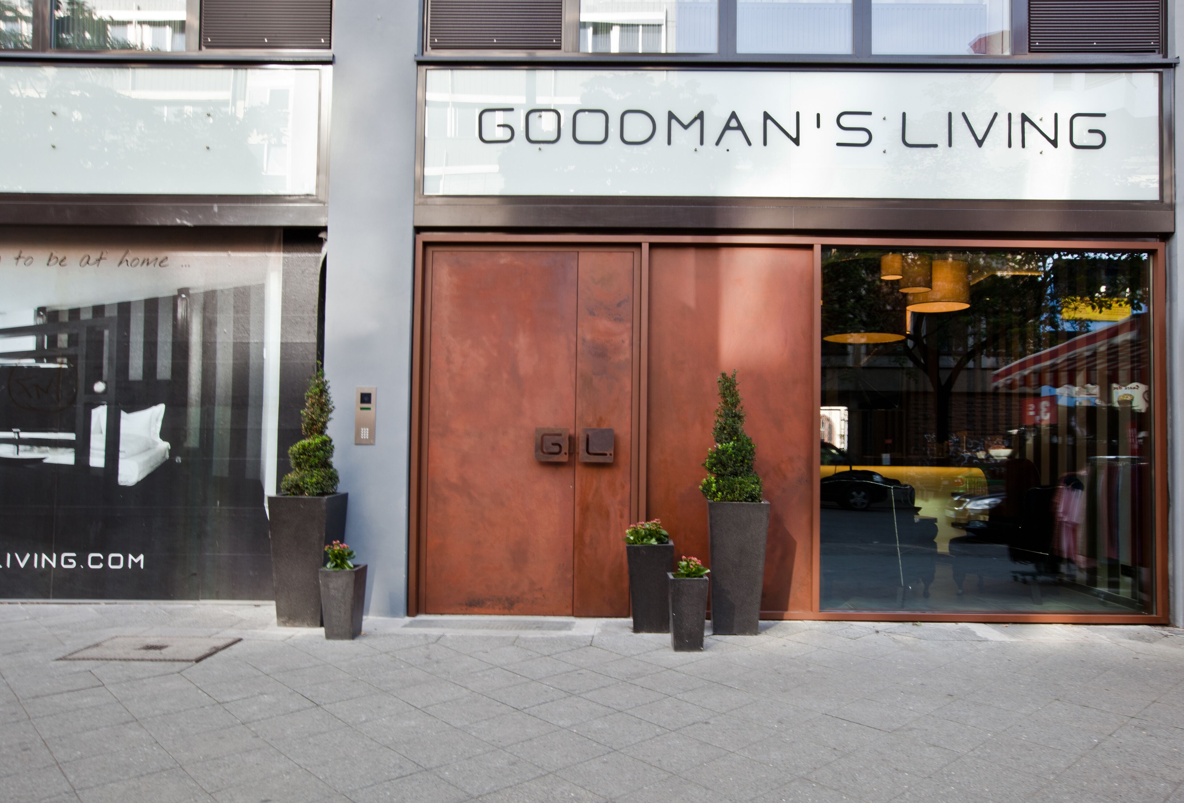 Una botiga amb un gran cartell que diu 'GOODMAN'S LIVING'.