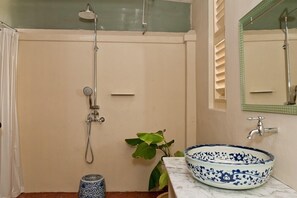 Loft | Bathroom | Free toiletries, hair dryer, towels - PalanquInn Heritage Suites (George Town)