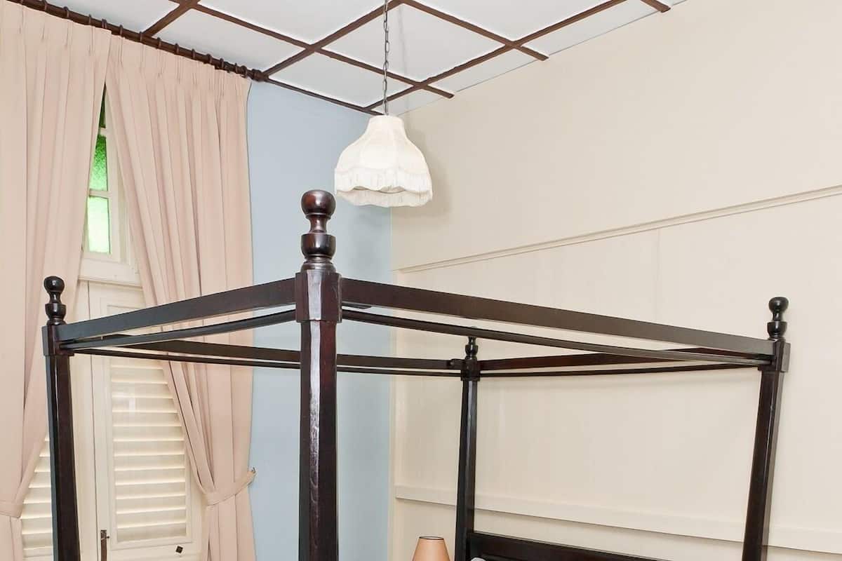 Loft | Värdeförvaringsskåp på rummet, skrivbord och strykjärn/strykbräda