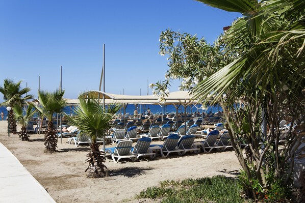 Private beach, sun-loungers, beach umbrellas, beach towels