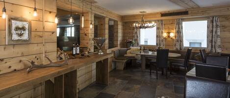 Un interior de madera con cocina, comedor y chimenea.