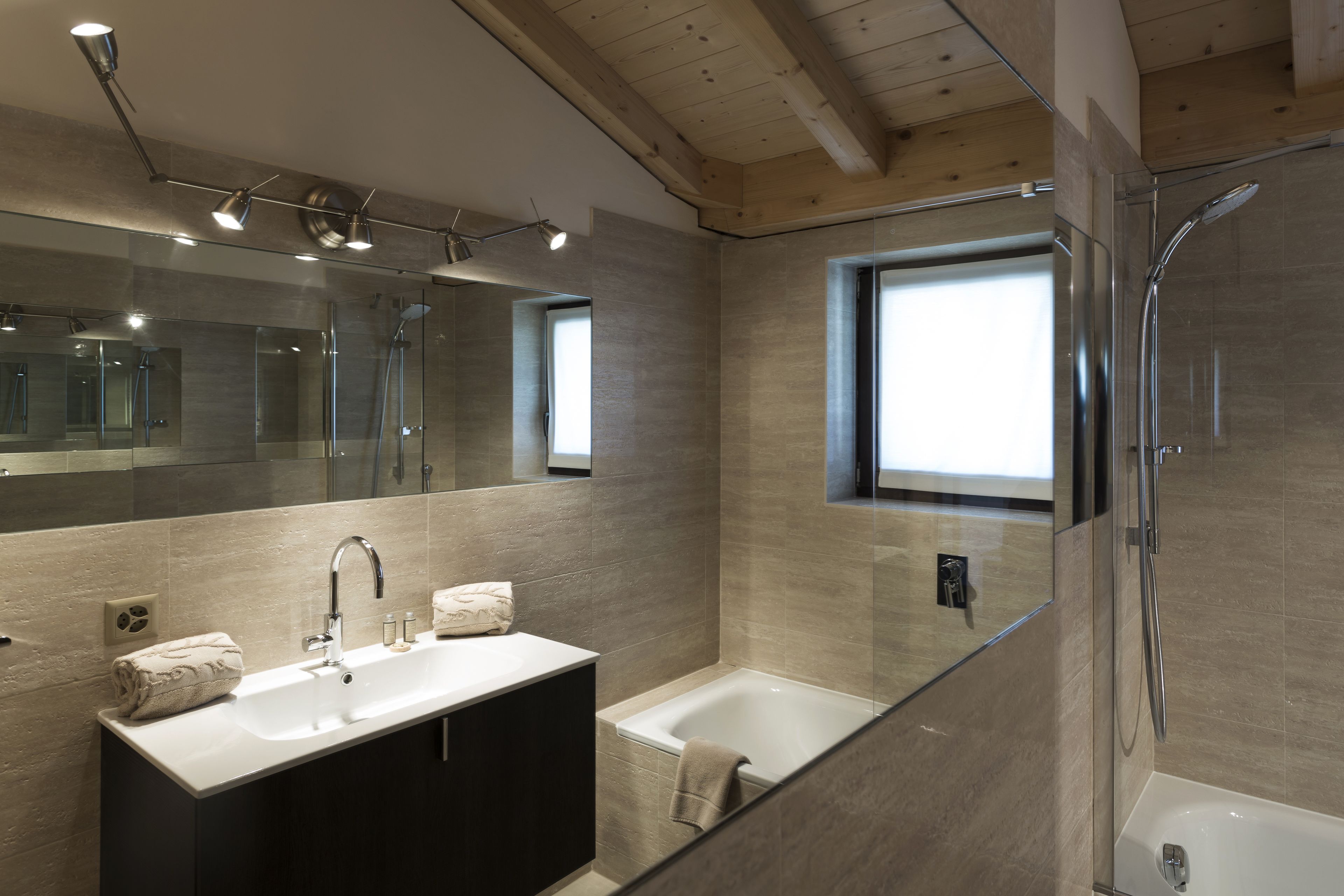 Deluxe-Doppelzimmer, Balkon, Blick auf den Golfplatz | Badezimmer