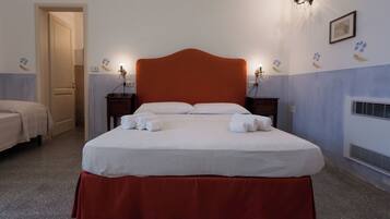 Standard-Vierbettzimmer, 1 Schlafzimmer, Blick auf den Innenhof, zum Innenhof hin | Hochwertige Bettwaren, Minibar, Zimmersafe, Schreibtisch