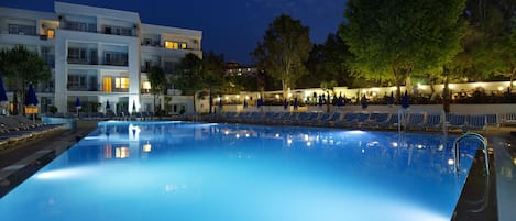 Alberca al aire libre por temporada y sombrillas en la alberca