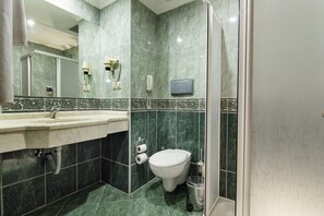 Badkar/dusch, gratis toalettartiklar, hårtork och handdukar