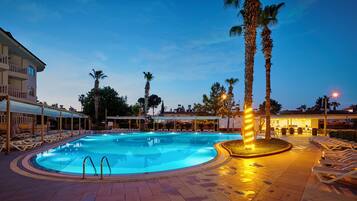 Indoor pool, 2 outdoor pools, pool umbrellas, pool loungers