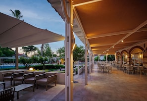 2 restaurants; breakfast, lunch and dinner served 