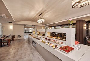 2 restaurants; breakfast, lunch and dinner served  - Fun Sun Smart Sultans Beach (Kemer)