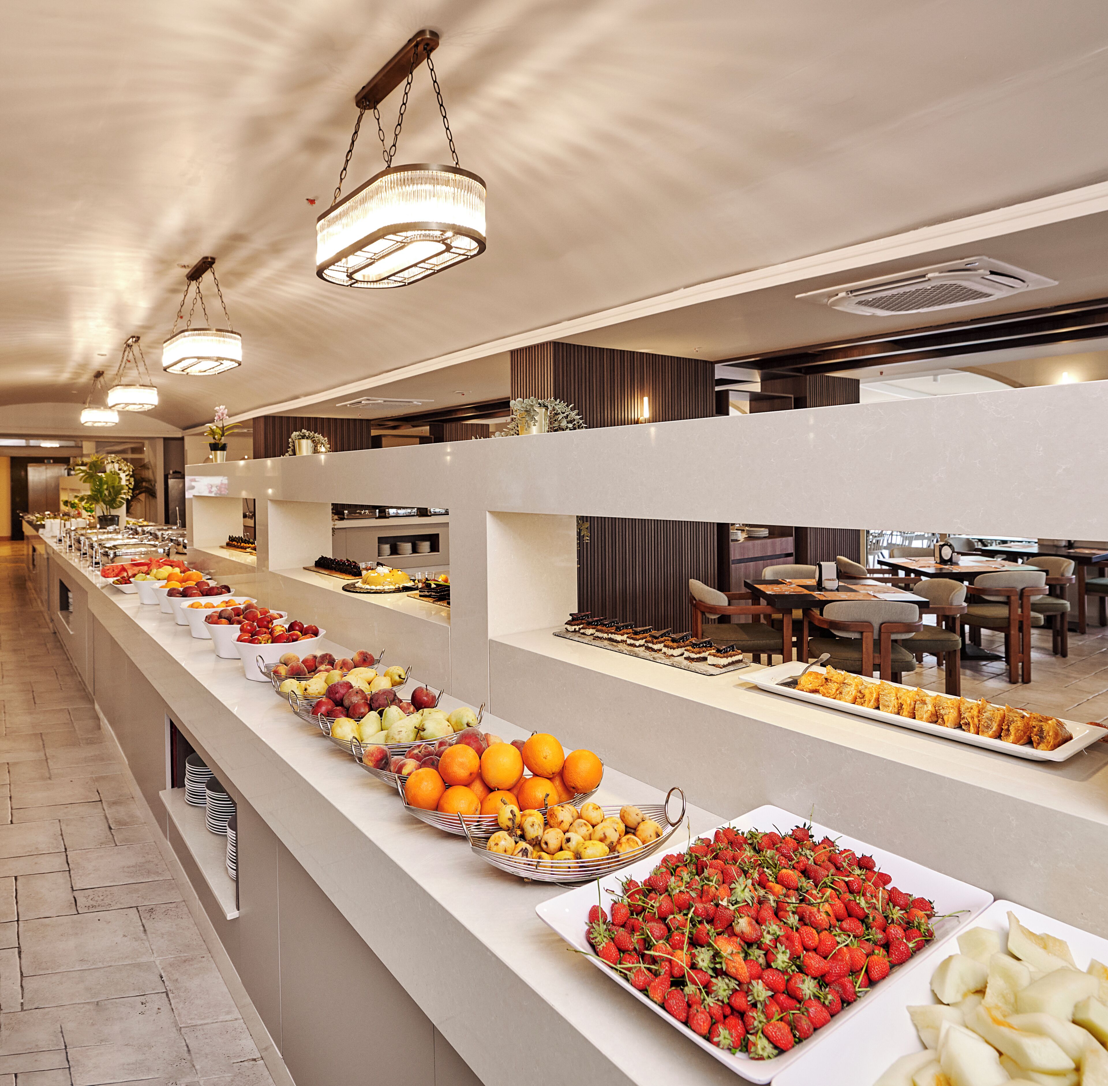 2 restaurants; breakfast, lunch, and dinner served