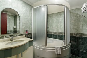 Badkar/dusch, gratis toalettartiklar, hårtork och handdukar