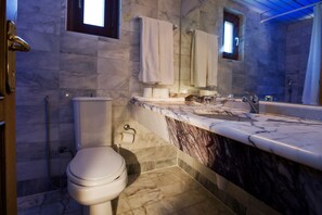 Artículos de tocador gratuitos, secador de pelo, toallas