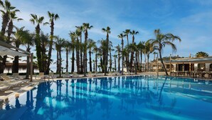 A swimming pool with lounge chairs and palm trees. - Fun Sun Smart Akman Beach - All inclusive (Kemer)