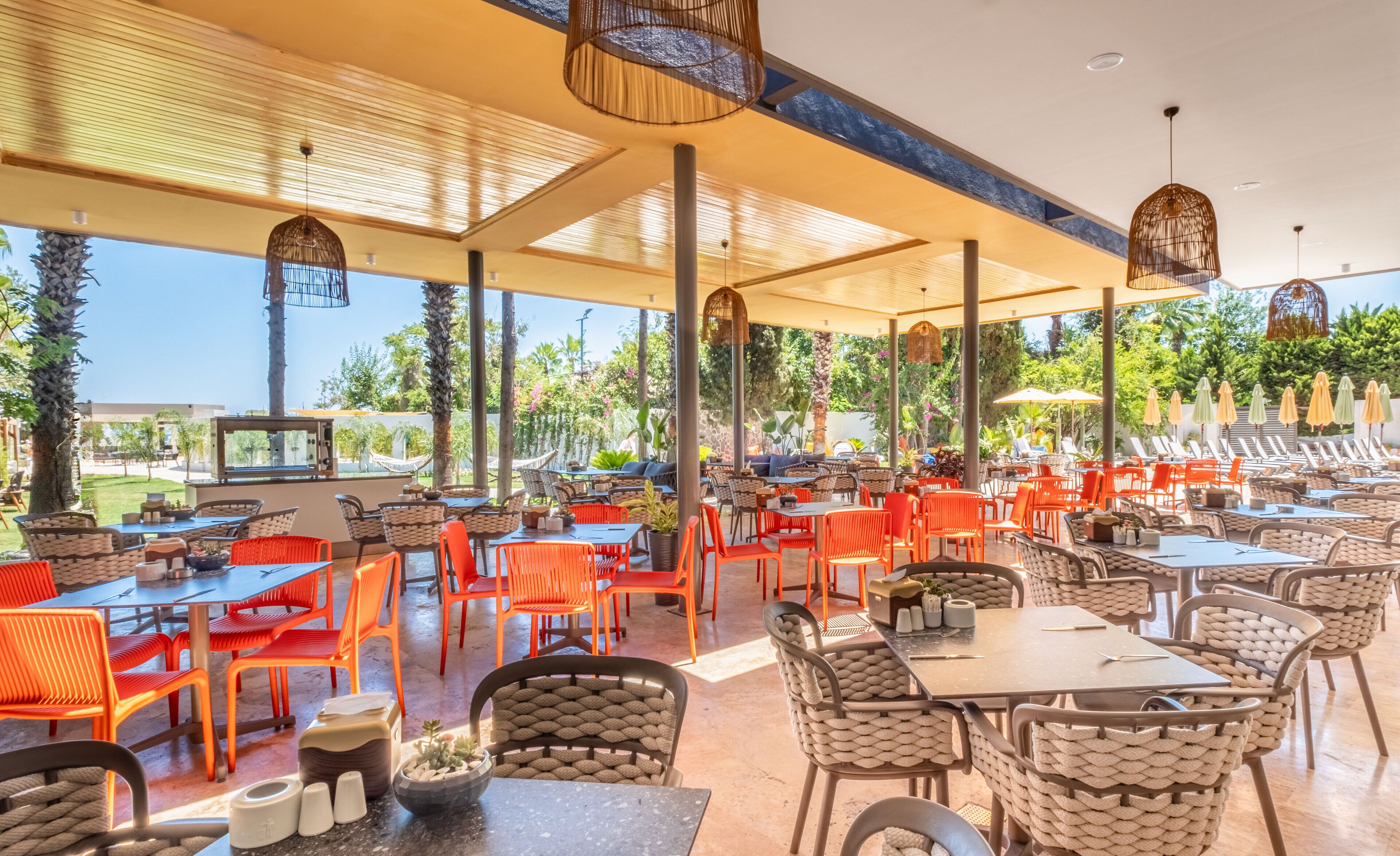 2 restaurantes; se sirve desayuno, almuerzo y cena