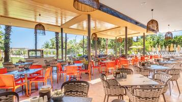 2 restaurantes; se sirve desayuno, almuerzo y cena