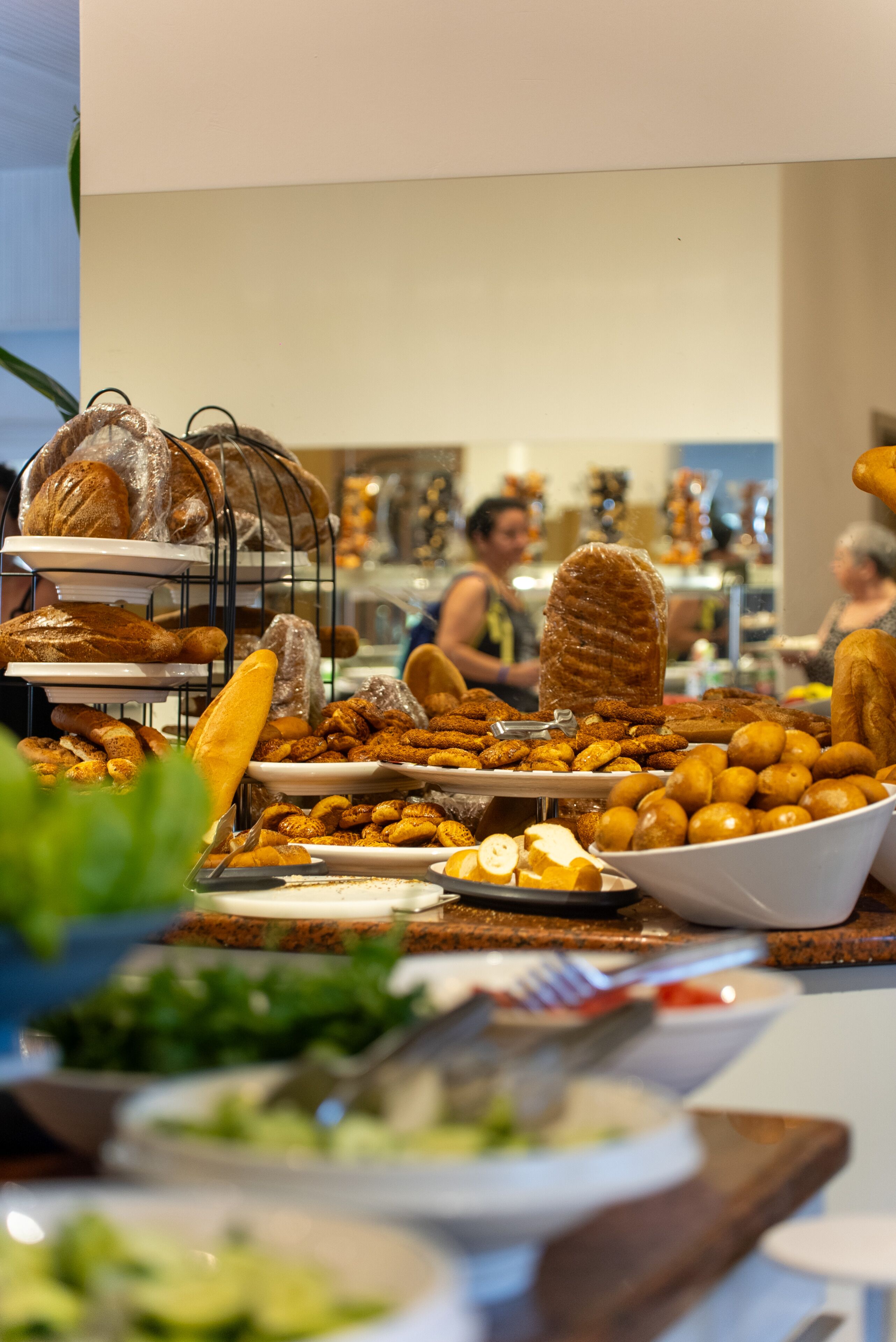 Een buffet met diverse gebakjes en patisserie.
