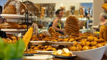 Een buffet met diverse gebakjes en patisserie.