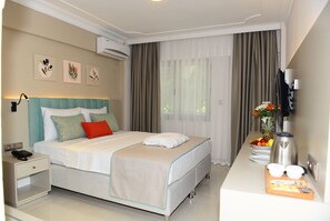 Kamar Standar | Seprai katun Mesir, seprai premium, busa memori, dan minibar gratis