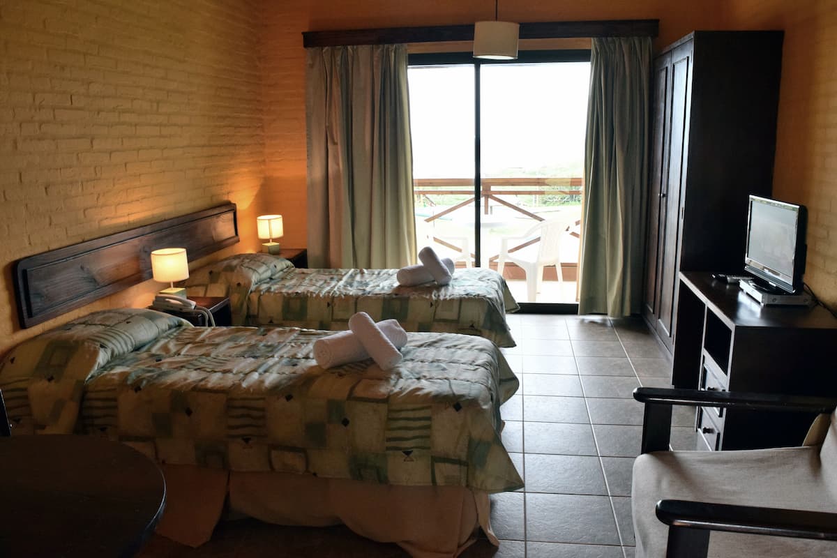 Standard Twin Room | Peti besi dalam bilik, katil bayi/kot (percuma), Wi-fi percuma