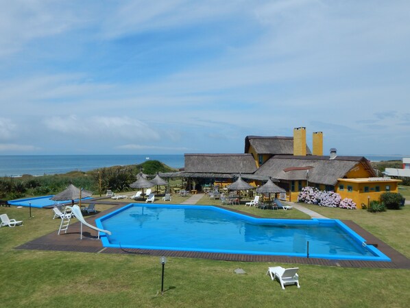 Außenpool (je nach Saison geöffnet), Cabañas (kostenlos), Sonnenschirme