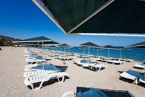 在附近的私人海滩、沙滩椅、海滩遮阳伞、排球