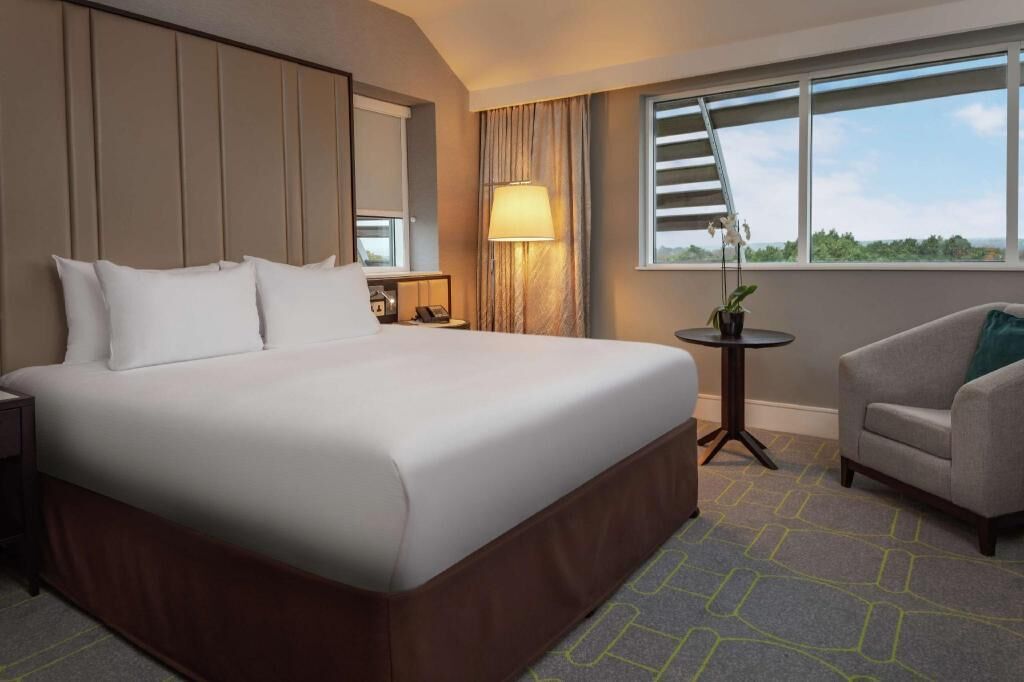 Hypo-allergenic bedding, down duvets, in-room safe, desk