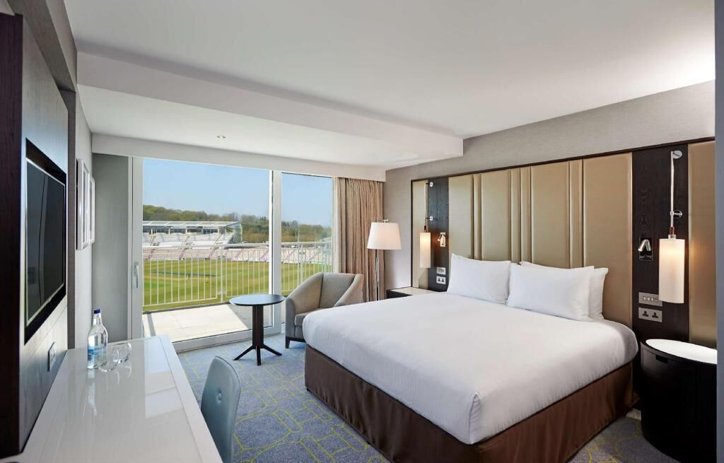 Hypo-allergenic bedding, down duvets, in-room safe, desk