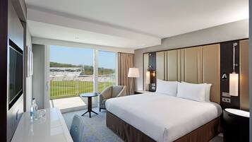 Allergivenligt sengetøj, dundyner, pengeskab på værelset, skrivebord