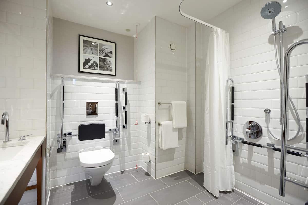 room, 1 queen bed, accessible, non smoking | bathroom | shower, free toiletries, hair dryer, towels