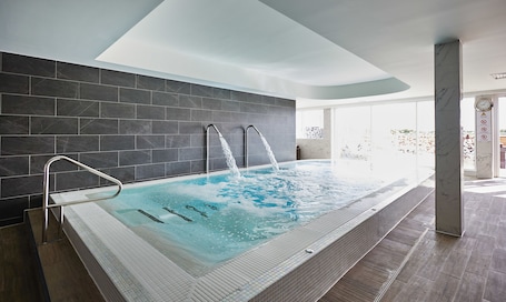 Salas de tratamiento para parejas, sauna y tina de hidromasaje