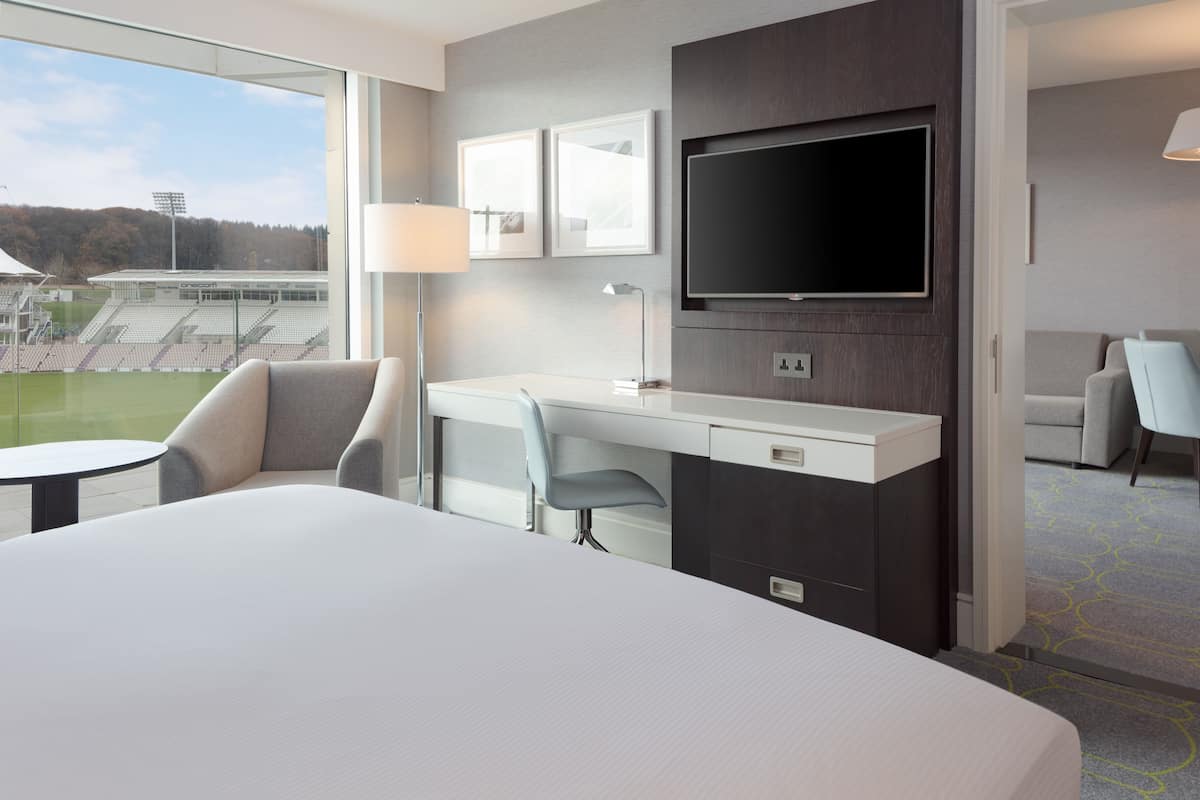 King Suite, Suite, 1 King Bed, Non Smoking | Hypo-allergenic bedding, down comforters, in-room safe, desk