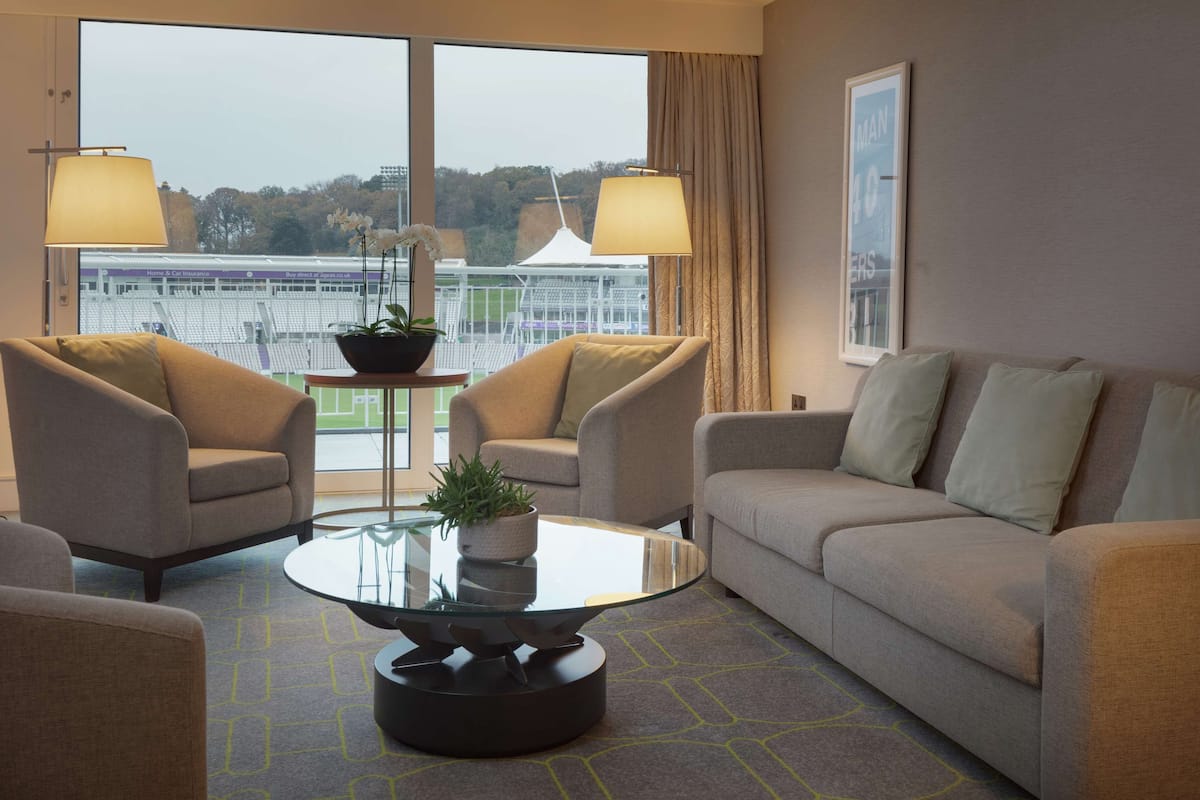 presidential suite, 1 king bed, non smoking | living area | 42-inch flat-screen tv with digital channels, tv