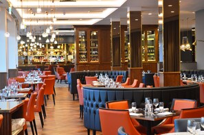 Breakfast, lunch, dinner served; British cuisine  - Hilton Southampton - Utilita Bowl (Southampton)
