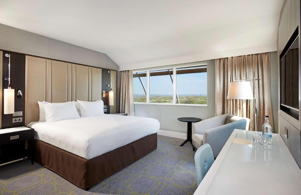 Hypo-allergenic bedding, down duvets, in-room safe, desk