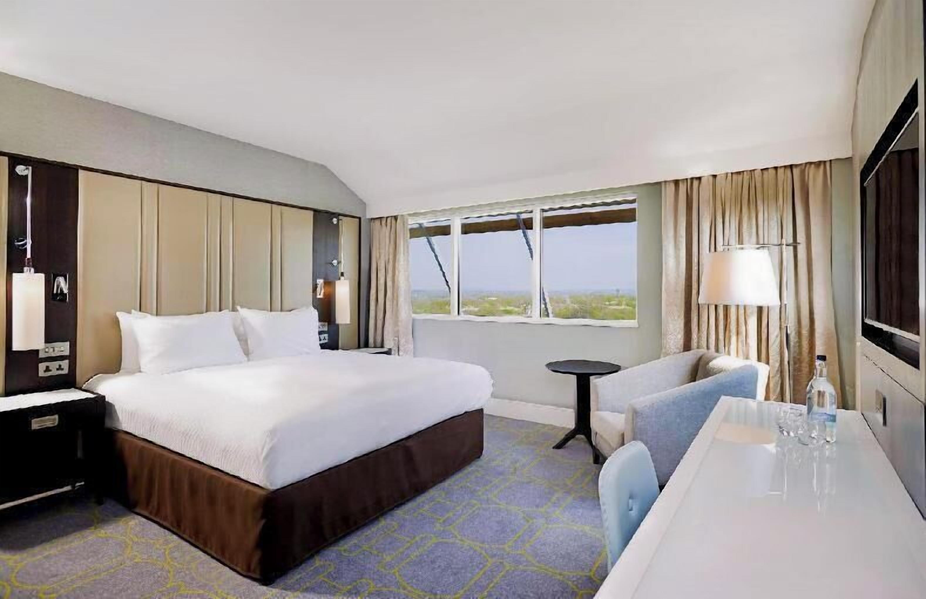 Hypo-allergenic bedding, down duvets, in-room safe, desk