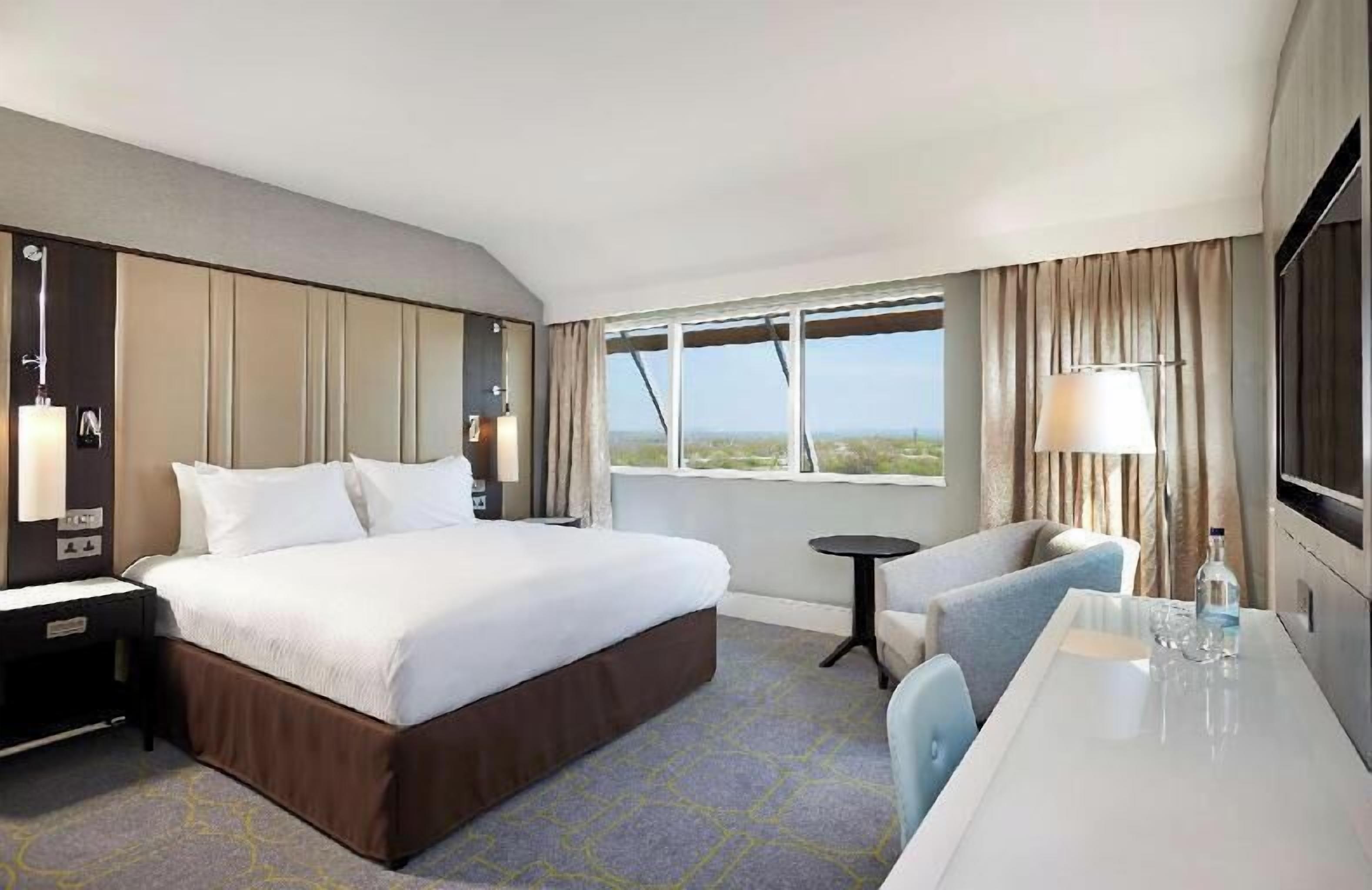 Hypo-allergenic bedding, down duvets, in-room safe, desk