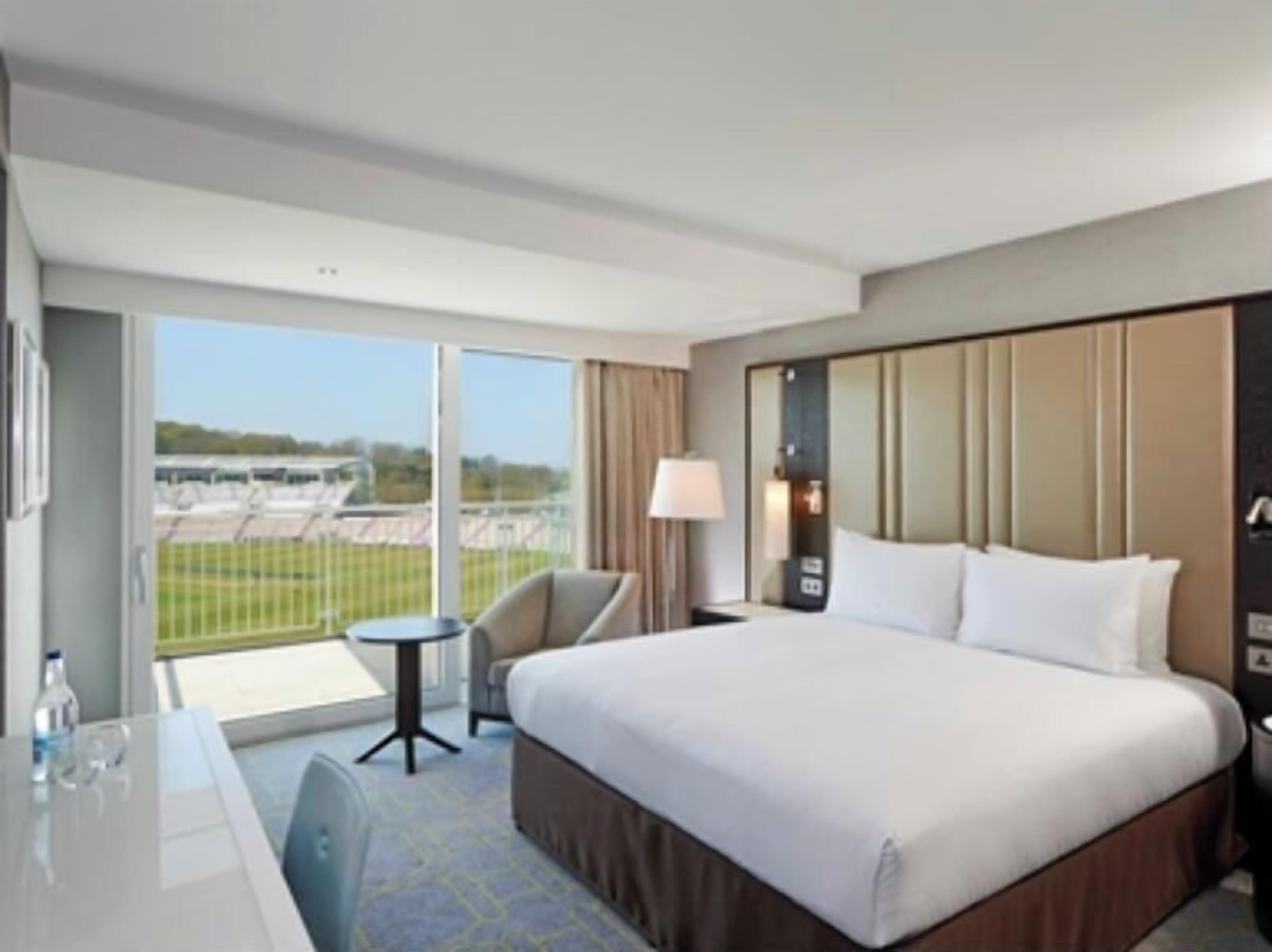 Hypo-allergenic bedding, down duvets, in-room safe, desk